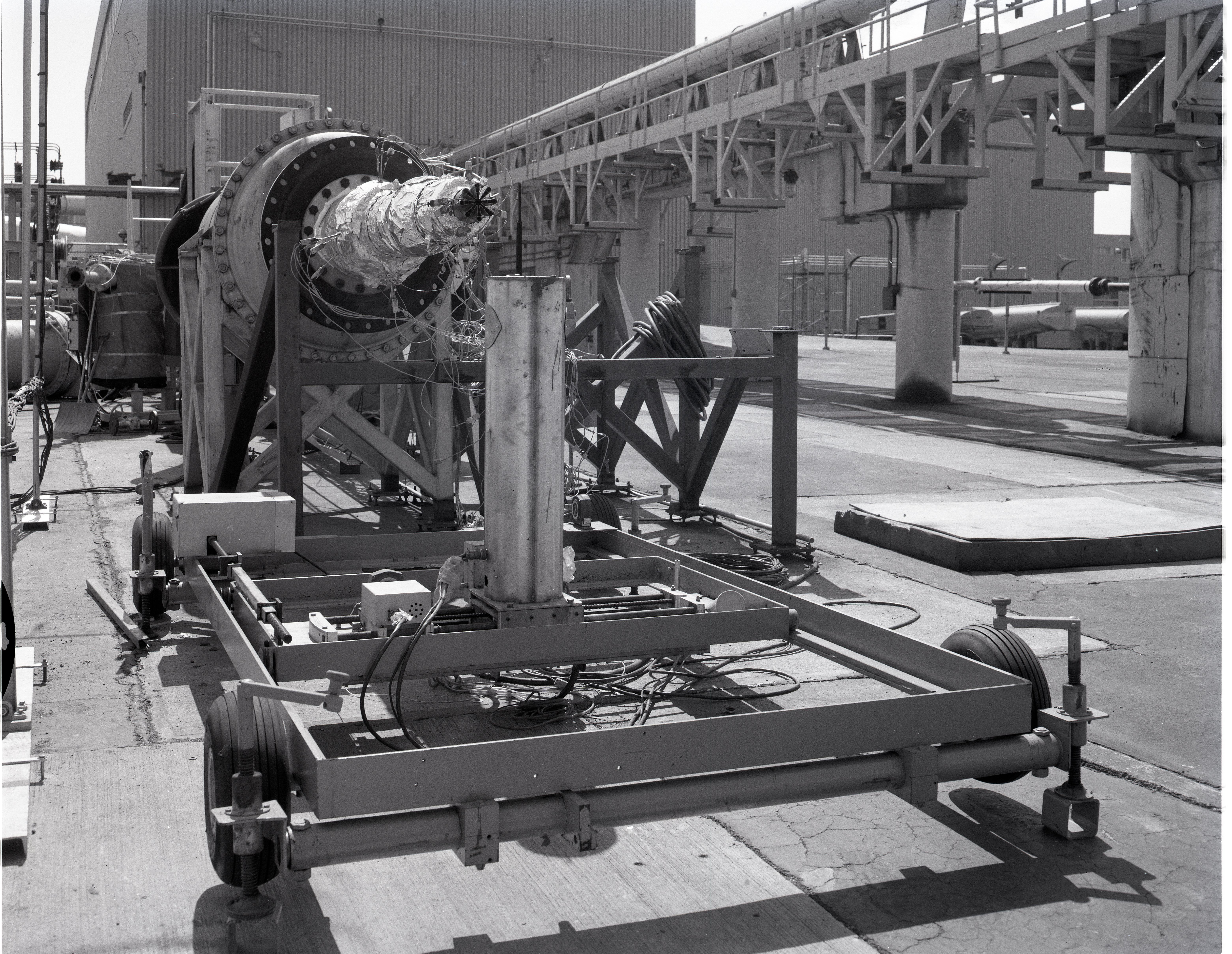 SURVEY RIG AND NOZZLE AT CO-AXIAL JET FACILITY IN THE 10X10 WIND TUNNEL NOISE AREA