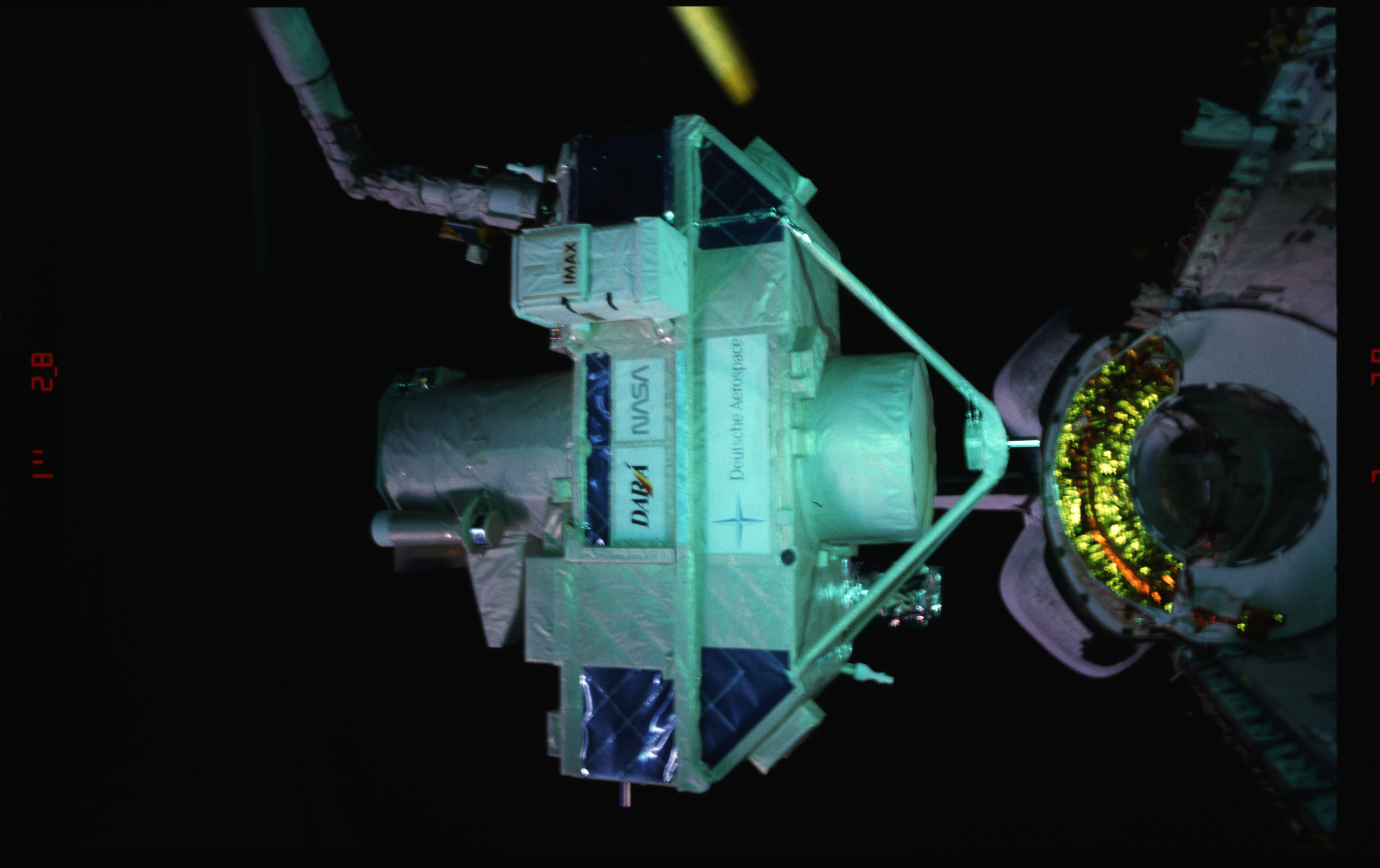 STS051-15-018 - STS-051 - OREFEUS-SPAS: ORFEUS-SPAS hovers over the payload bay on RMS
