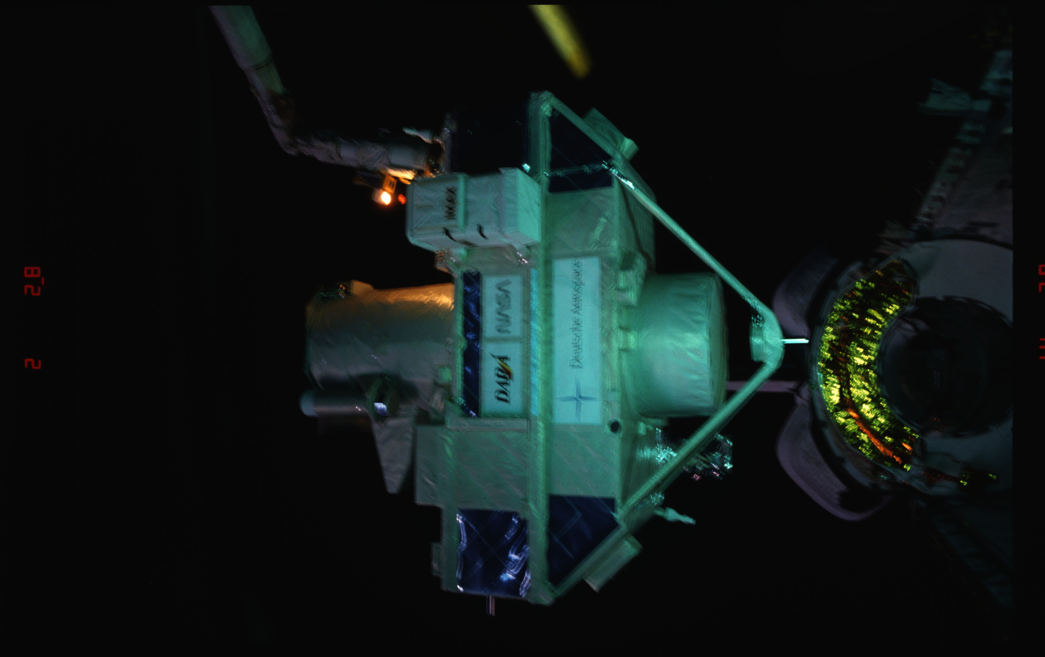STS051-15-019 - STS-051 - OREFEUS-SPAS: ORFEUS-SPAS hovers over the payload bay on RMS