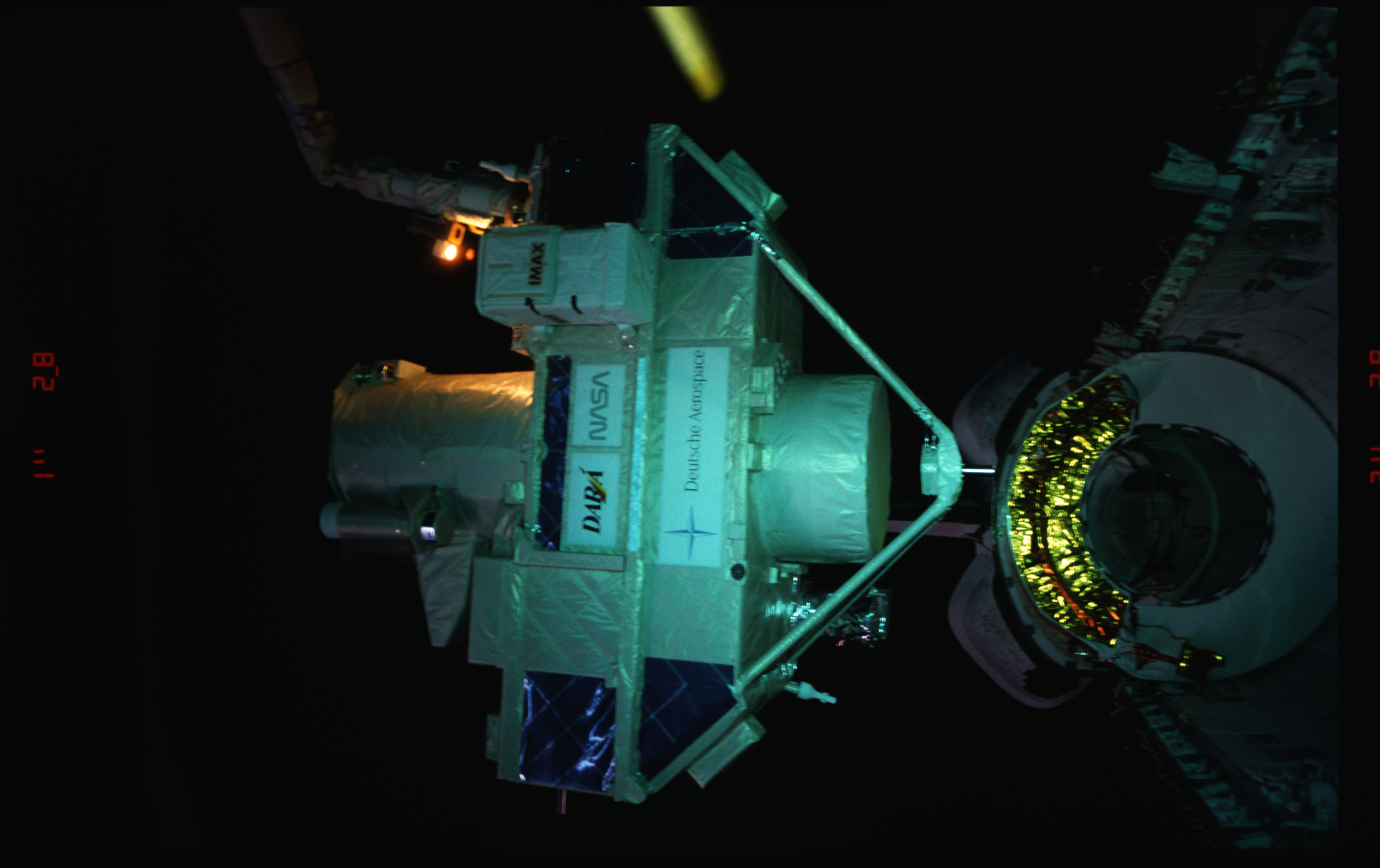 STS051-15-020 - STS-051 - OREFEUS-SPAS: ORFEUS-SPAS hovers over the payload bay on RMS
