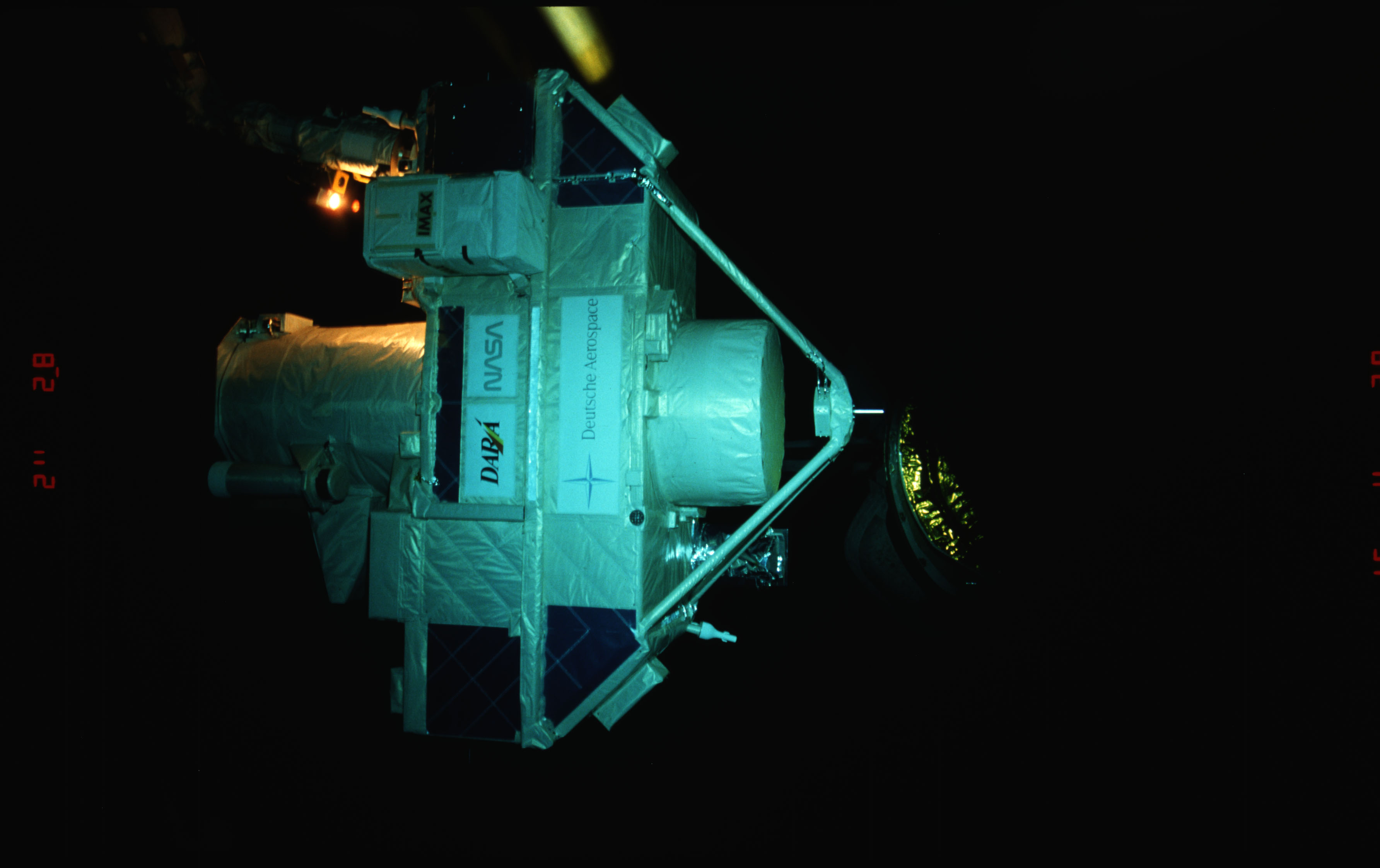 STS051-15-022 - STS-051 - OREFEUS-SPAS: ORFEUS-SPAS hovers over the payload bay on RMS