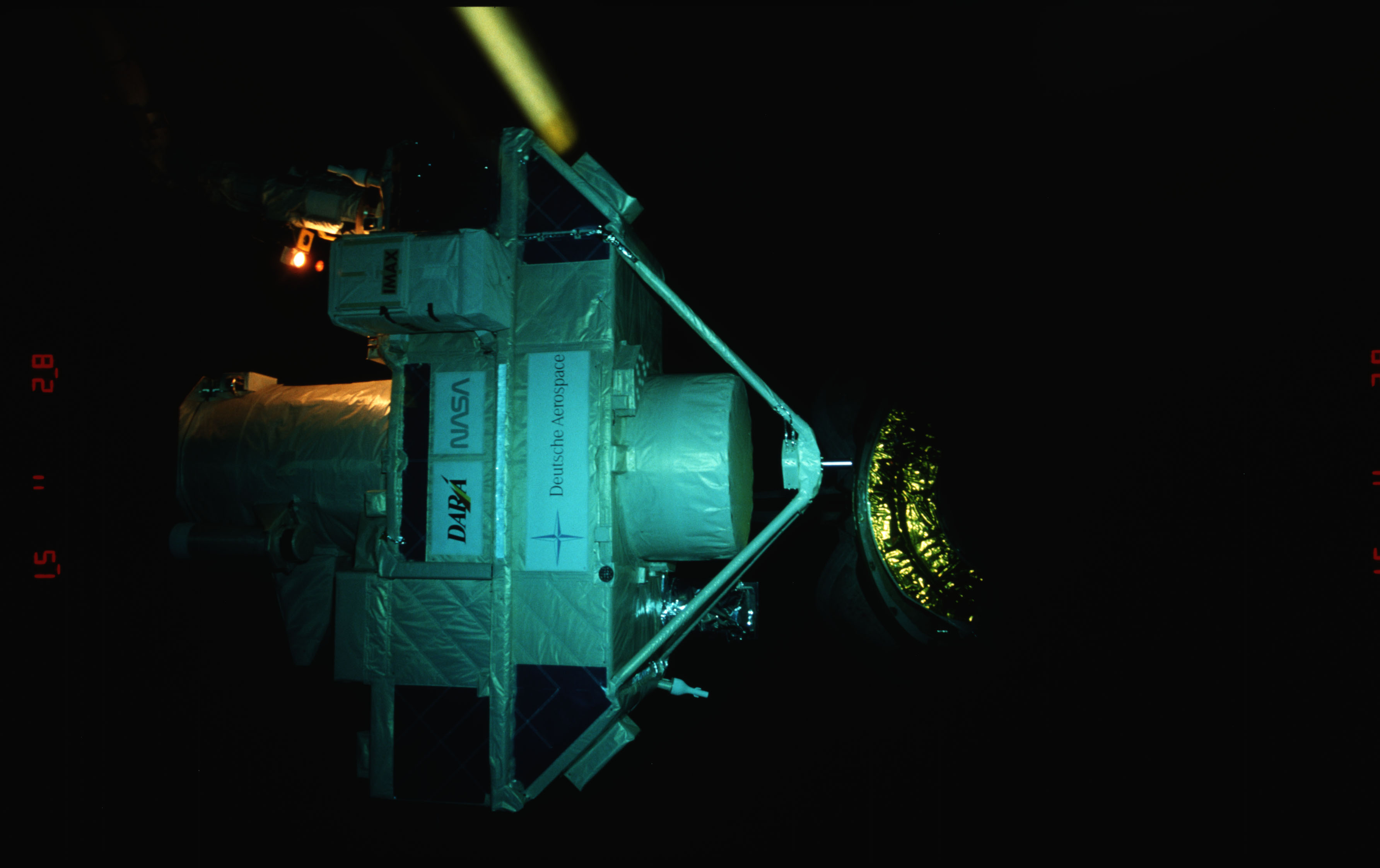 STS051-15-023 - STS-051 - OREFEUS-SPAS: ORFEUS-SPAS hovers over the payload bay on RMS