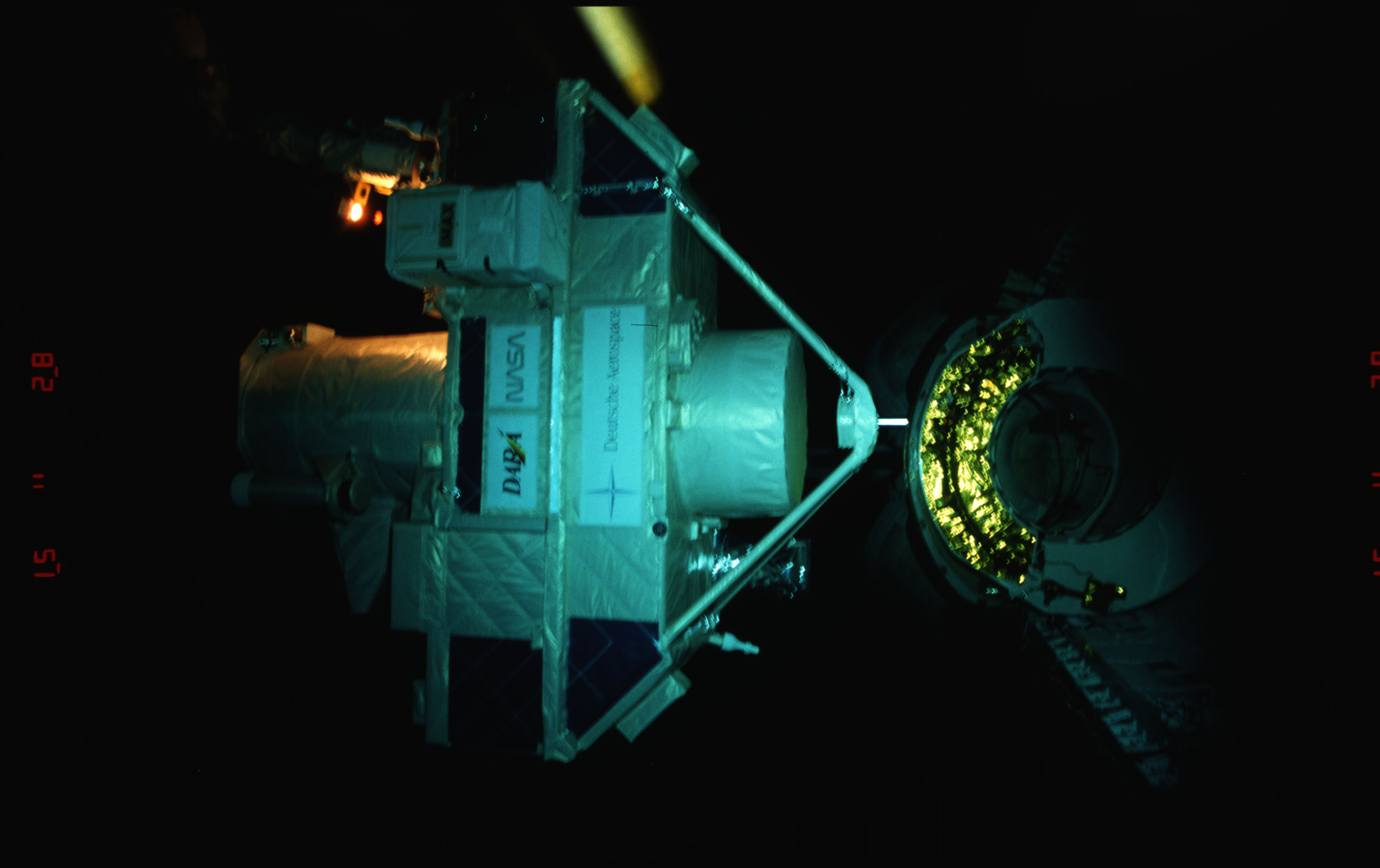 STS051-15-024 - STS-051 - OREFEUS-SPAS: ORFEUS-SPAS hovers over the payload bay on RMS