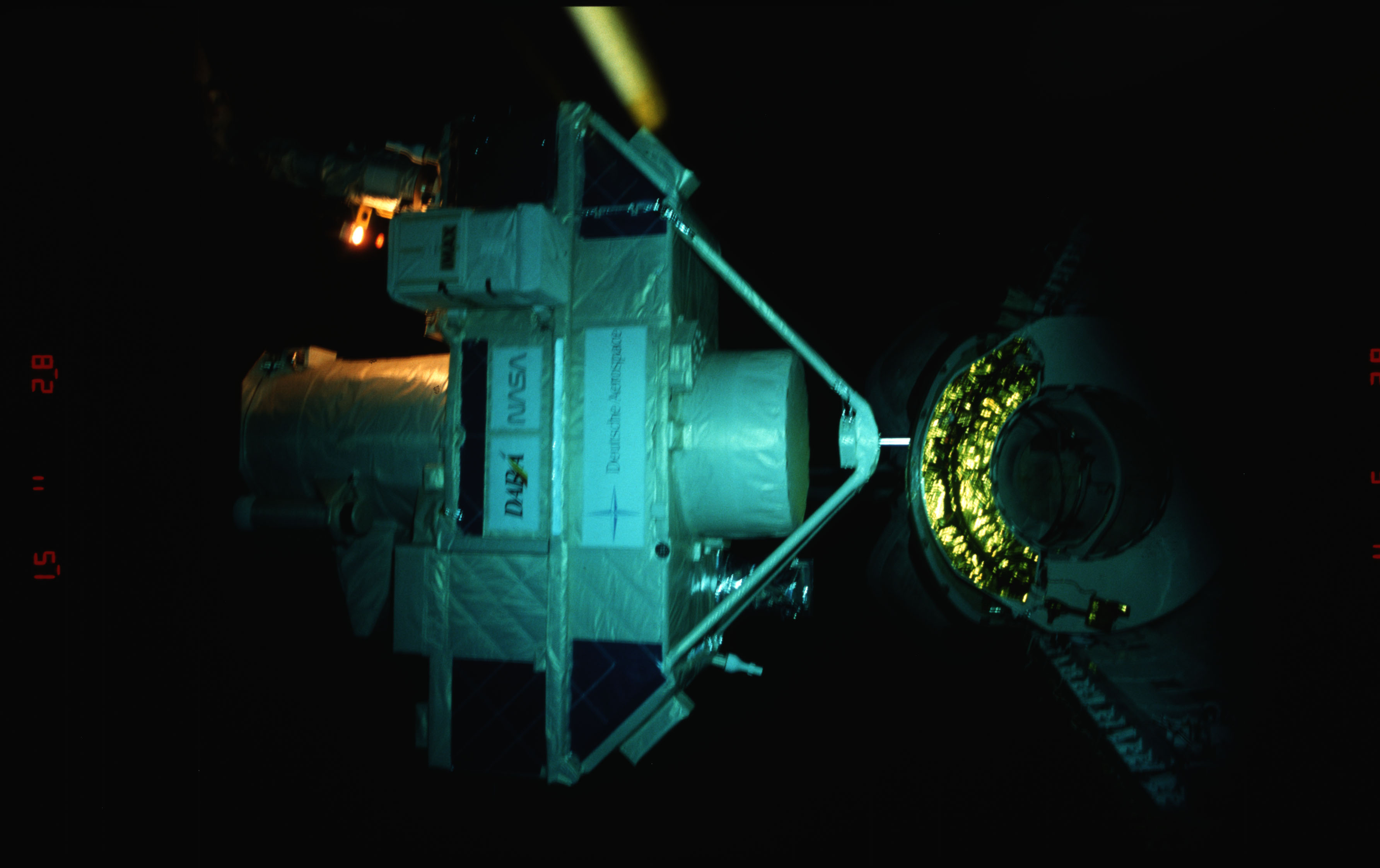 STS051-15-025 - STS-051 - OREFEUS-SPAS: ORFEUS-SPAS hovers over the payload bay on RMS