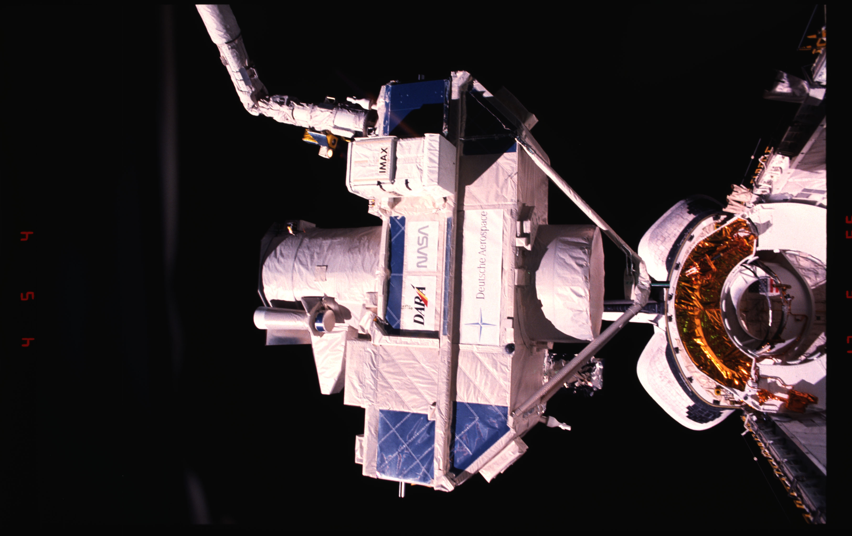 STS051-15-027 - STS-051 - OREFEUS-SPAS: ORFEUS-SPAS hovers over the payload bay on RMS