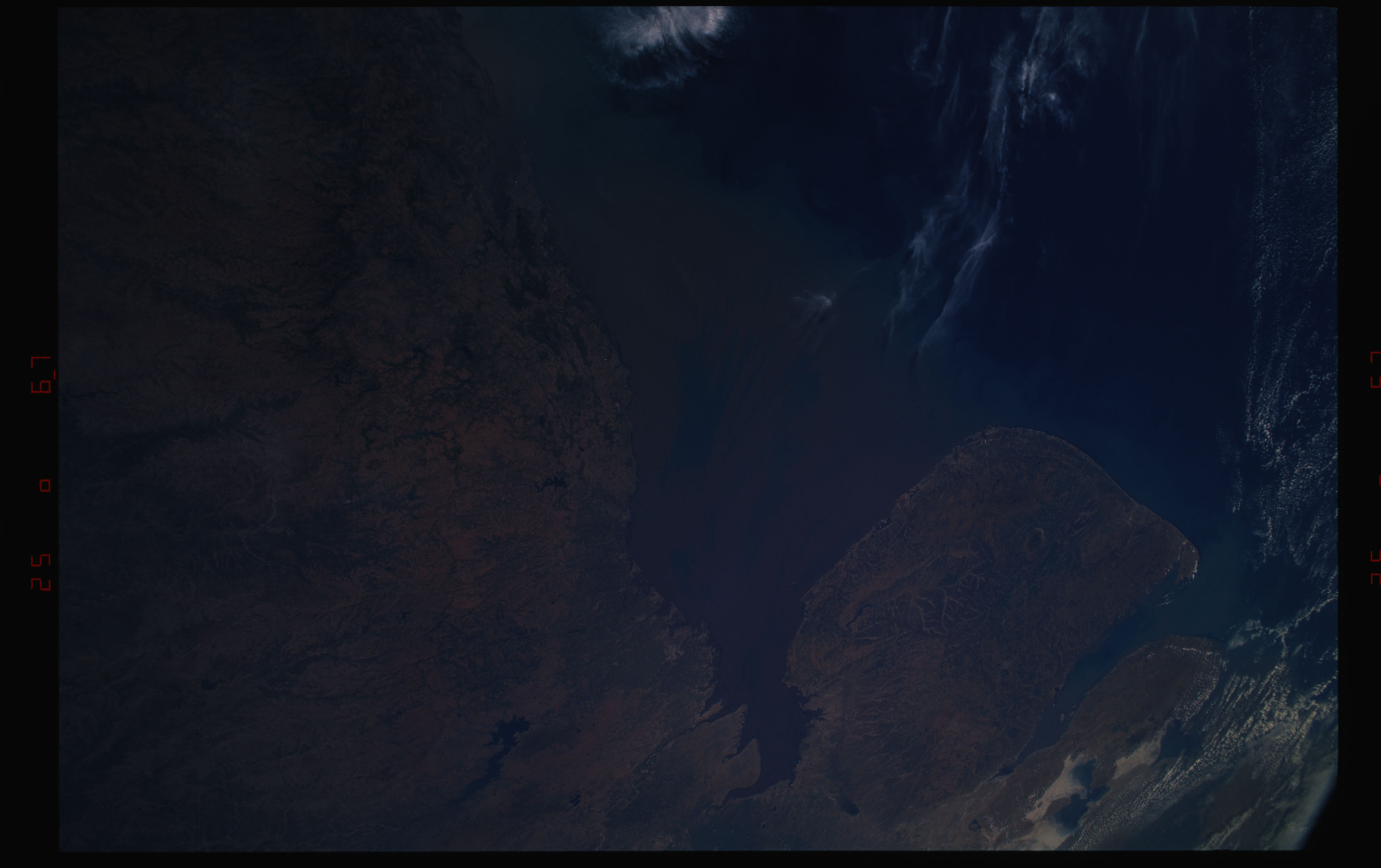 STS054-37-025 - STS-054 - Earth observations views of the Kutch peninsula, NW India, Arabian Sea.