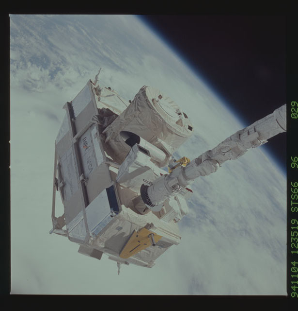 STS066-96-029 - STS-066 - CRISTA-SPAS - Atlantis' RMS deploys the CRISTA-SPAS during STS-66 mission
