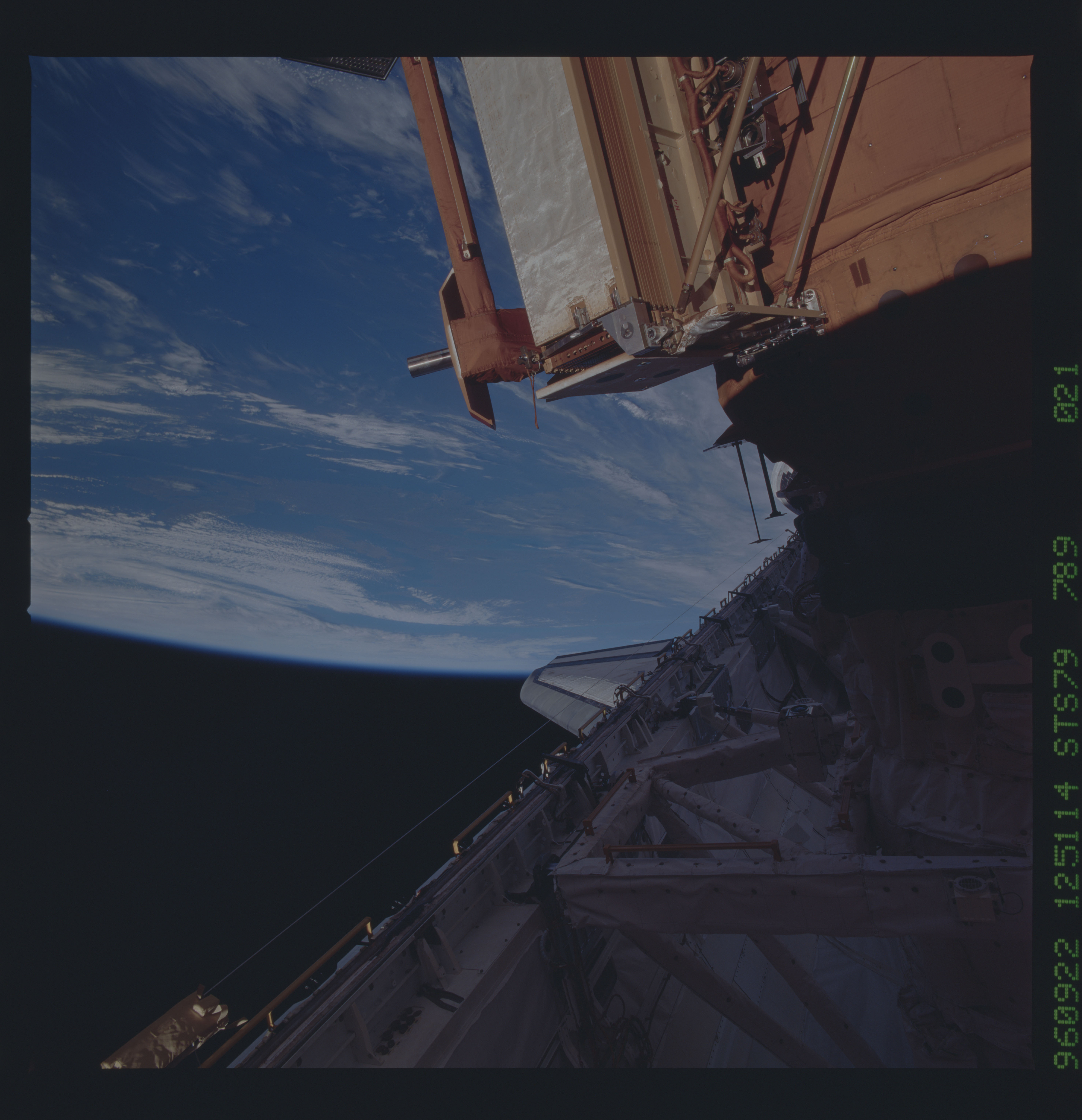 STS079-789-021 - STS-079 - Survey views of the Mir space station