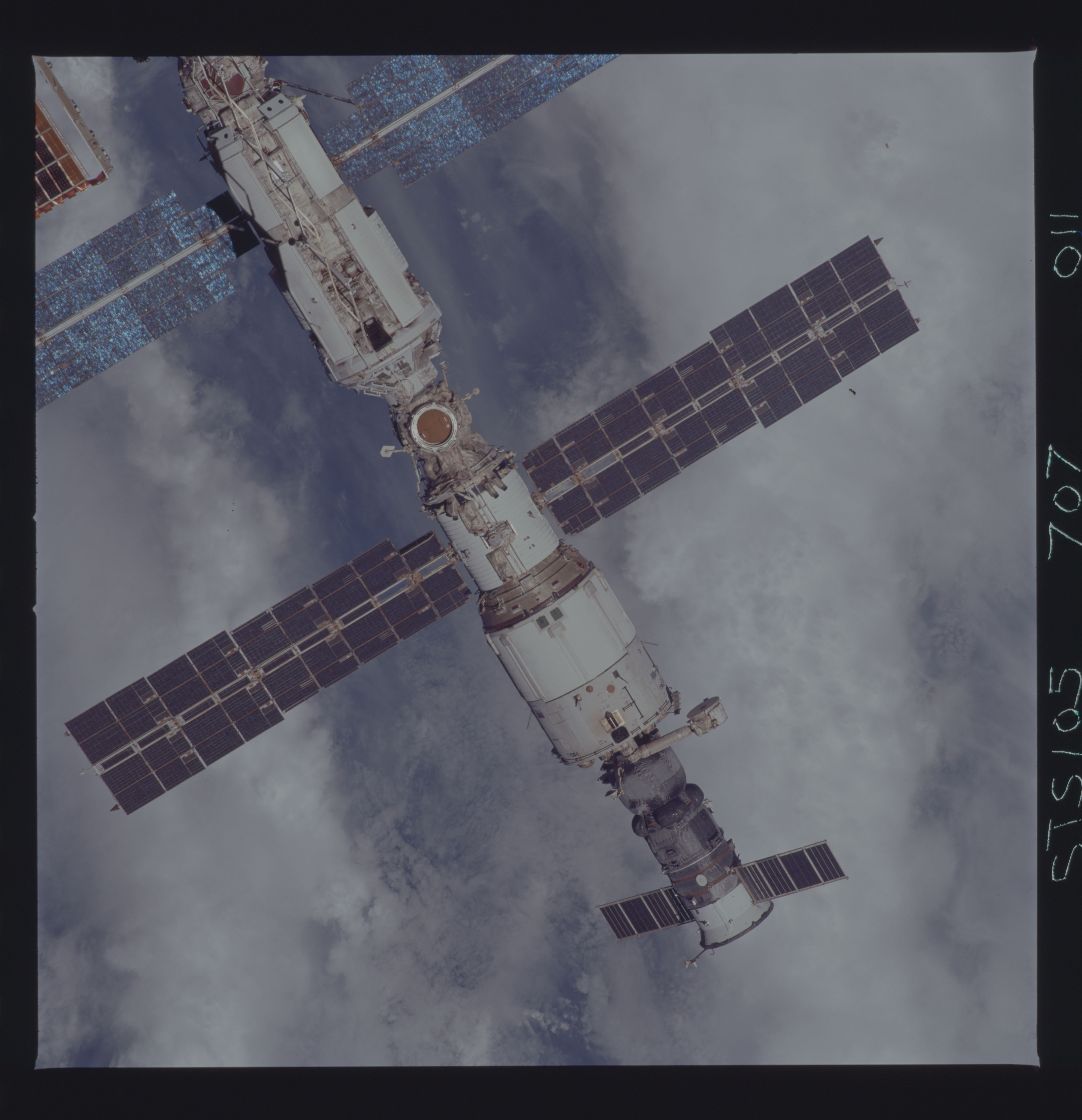 STS105-707-011 - STS-105