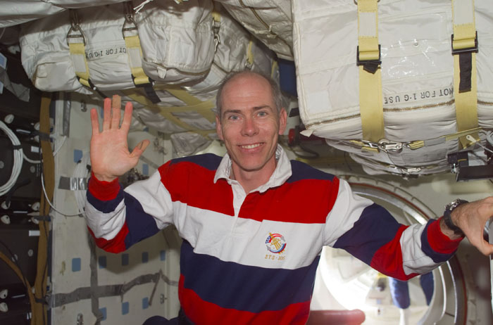 S105E5087 - STS-105 - Barry waves to the camera in the middeck