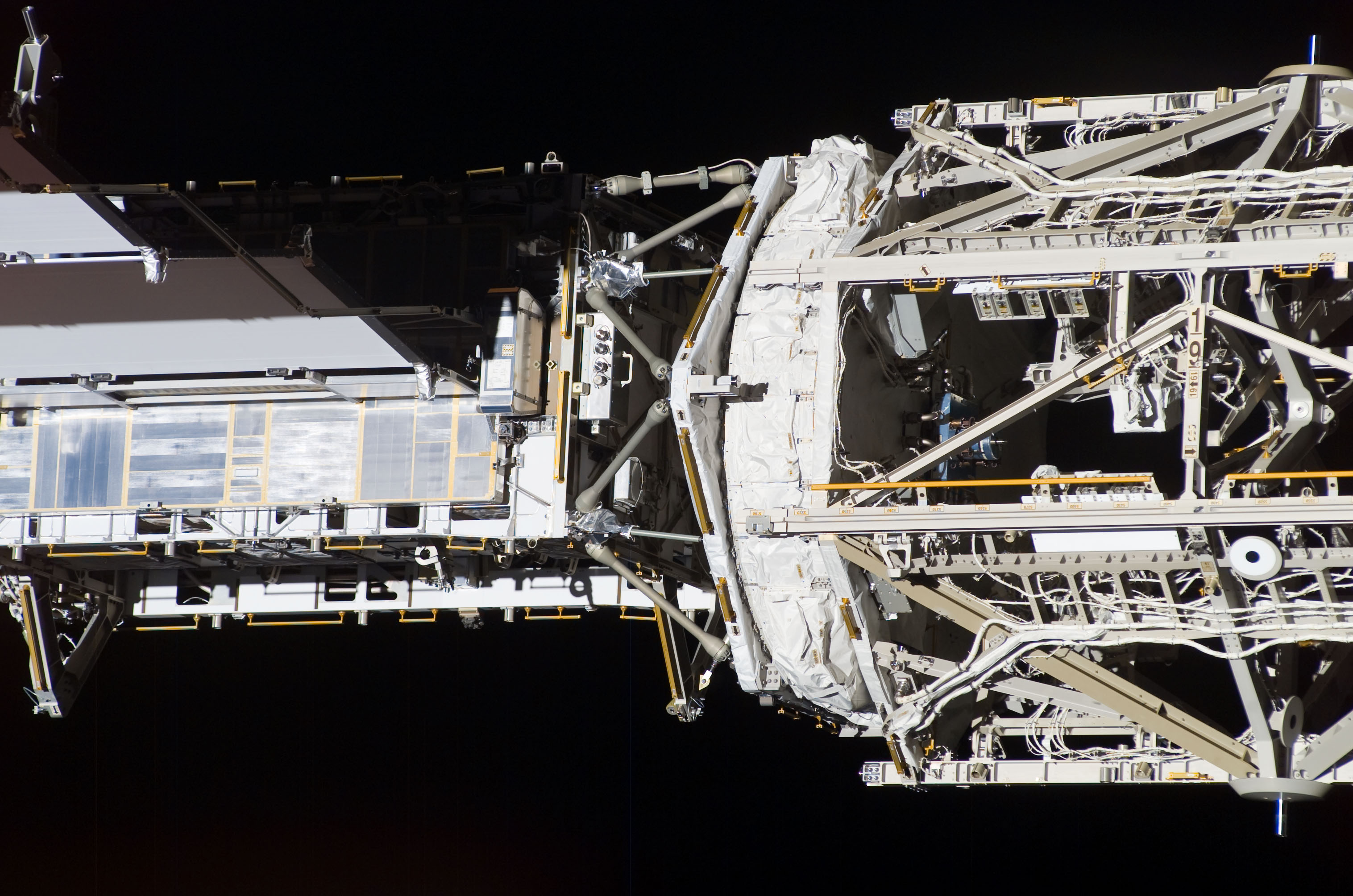 S118E10401 - STS-118 - Exterior view of the ISS taken during STS-118
