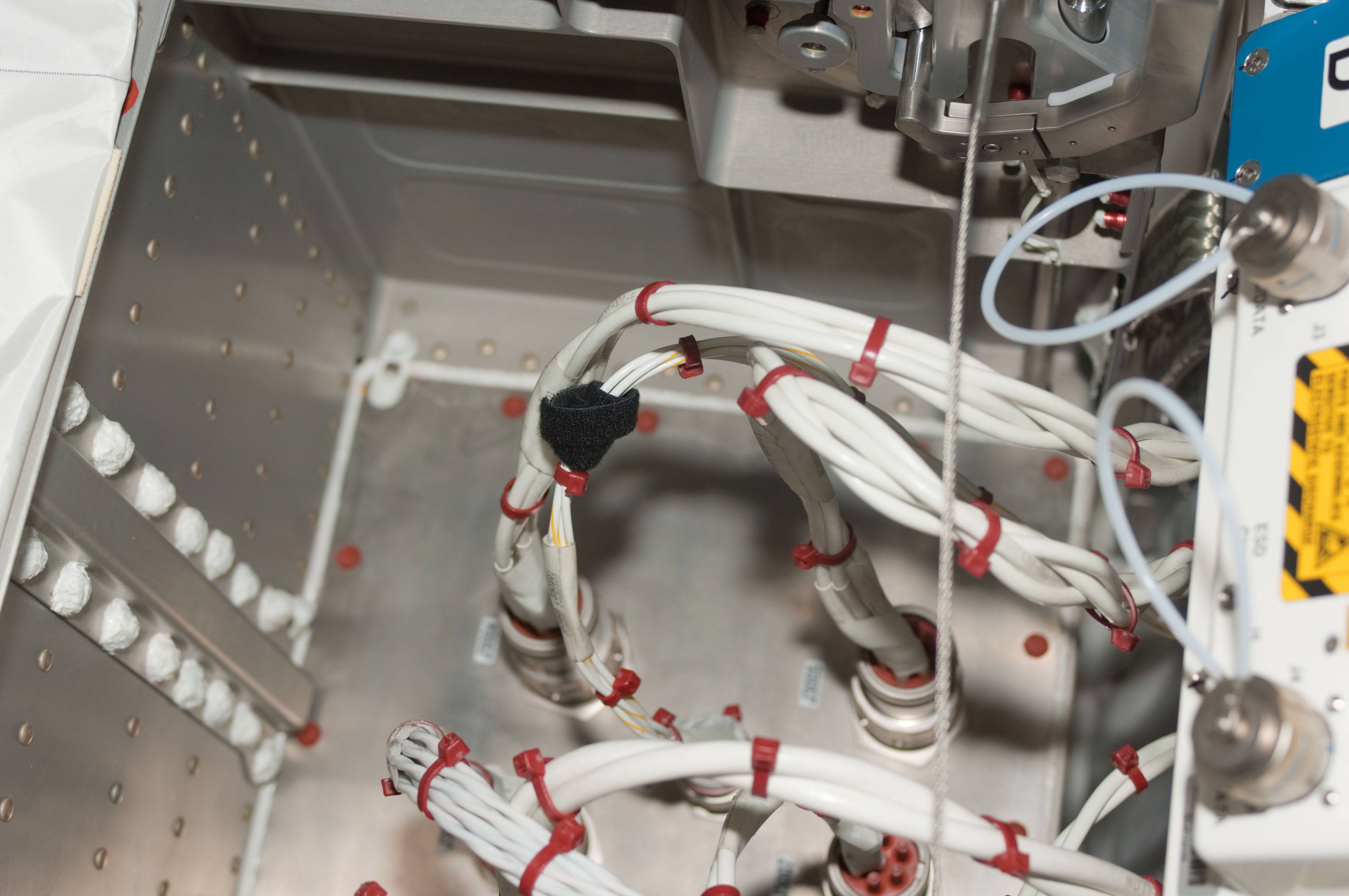 S124E006532 - STS-124 - JPM - cables and connectors