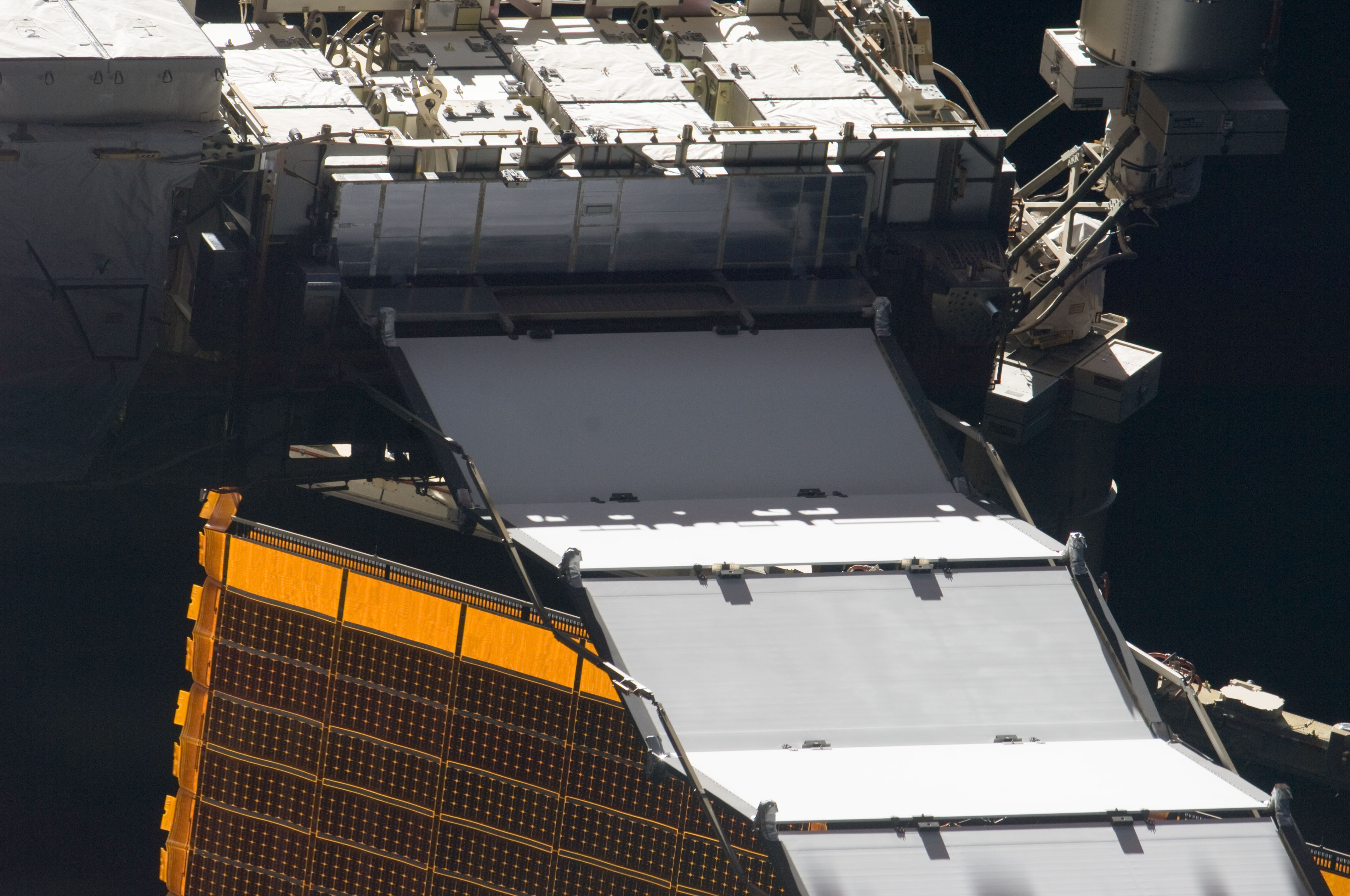 S132E007421 - STS-132 - ISS during STS-132 Approach